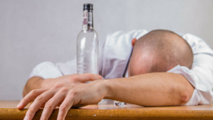 Tady skončit nechcete. Noc na záchytce vyjde opilce pěkně draho